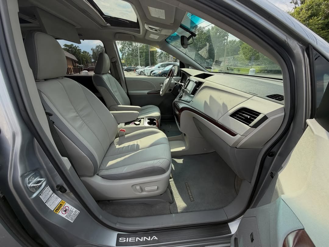 2011 Toyota Sienna Limited AWD - Image 13