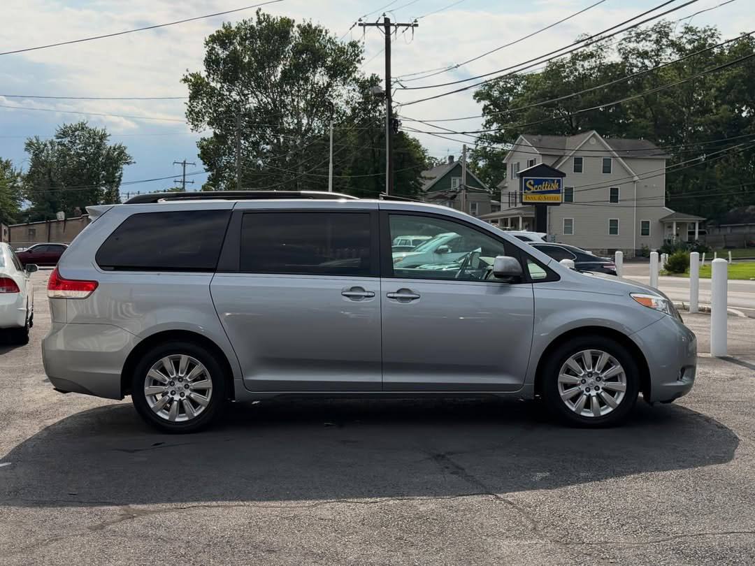 2011 Toyota Sienna Limited AWD - Image 3