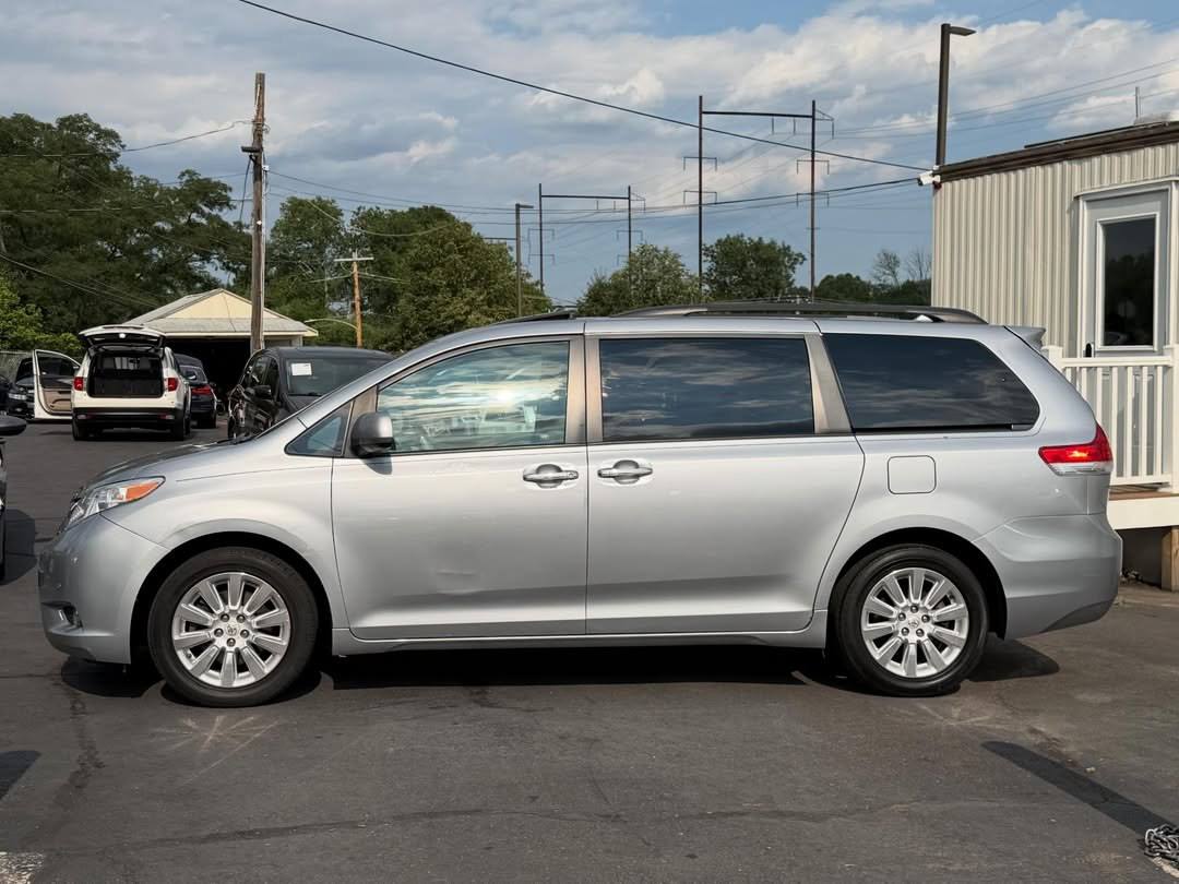 2011 Toyota Sienna Limited AWD - Image 4