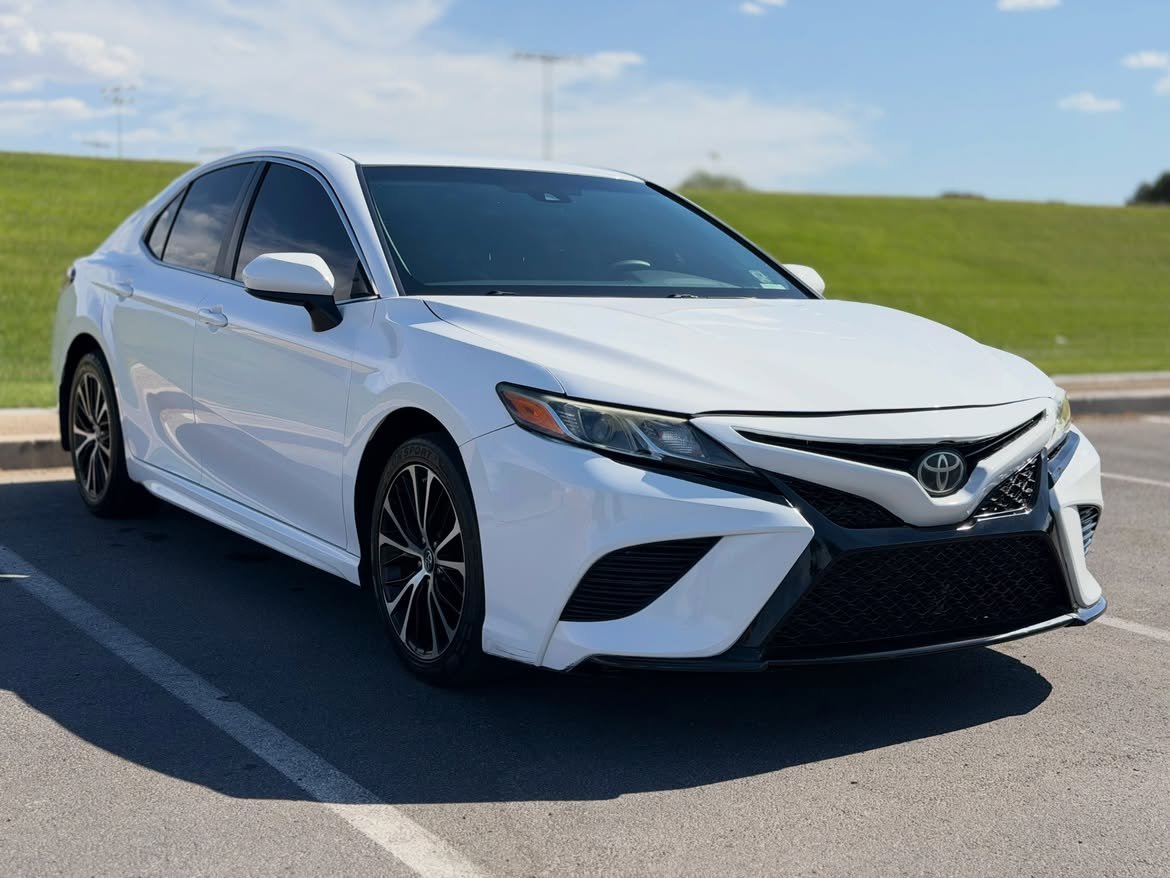 2018 Toyota Camry SE Sedan - Sporty & Reliable - Image 2