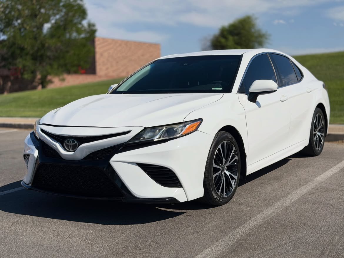 2018 Toyota Camry SE Sedan - Sporty & Reliable