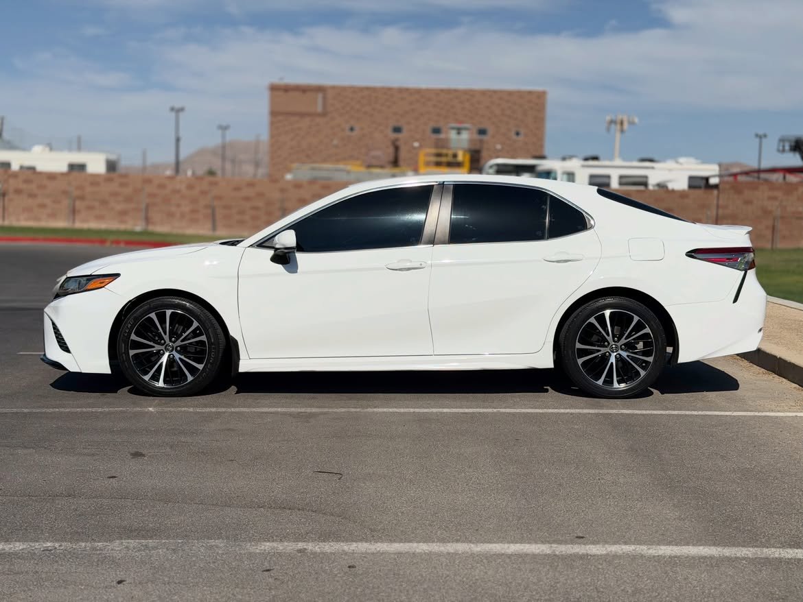 2018 Toyota Camry SE Sedan - Sporty & Reliable - Image 4