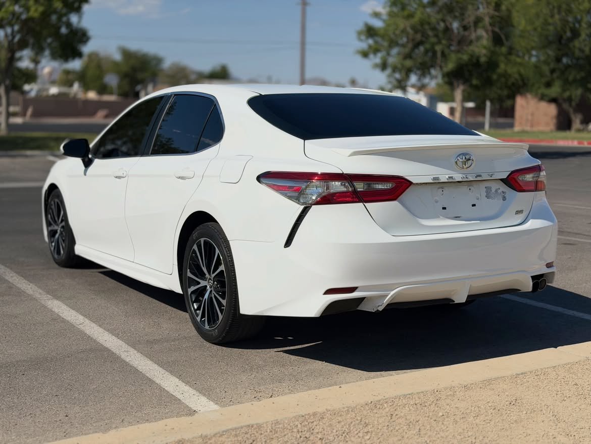 2018 Toyota Camry SE Sedan - Sporty & Reliable - Image 3