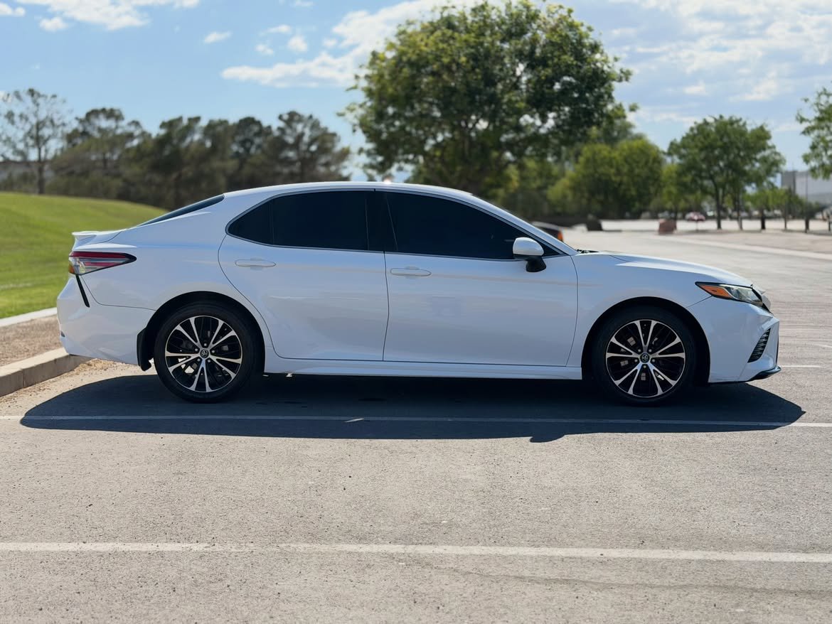 2018 Toyota Camry SE Sedan - Sporty & Reliable - Image 11